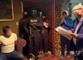 El alcalde de Pujilí, José Arroyo, está retenido en la Casa de Confianza de Chillogallo, en el sur de Quito. La medida fue dispuesta por un juez anticorrupción el 9 de agosto, quien determinó que el funcionario no podía ser recluido en una cárcel de hombres debido a que en su cédula consta como mujer. El hecho constituye un caso inédito en el sistema judicial y penitenciario del país.