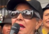 En Cotopaxi, Eugenia Cabrera, madre de José Arroyo, alcalde de Pujilí que cumple prisión preventiva en un centro penitenciario femenino por presunto peculado, inició una huelga de hambre en protesta por la detención de su hijo. Cabrera asegura que Arroyo es inocente y denunció irregularidades durante el allanamiento a su vivienda el pasado 7 de agosto.