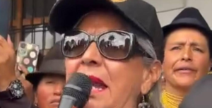 En Cotopaxi, Eugenia Cabrera, madre de José Arroyo, alcalde de Pujilí que cumple prisión preventiva en un centro penitenciario femenino por presunto peculado, inició una huelga de hambre en protesta por la detención de su hijo. Cabrera asegura que Arroyo es inocente y denunció irregularidades durante el allanamiento a su vivienda el pasado 7 de agosto.