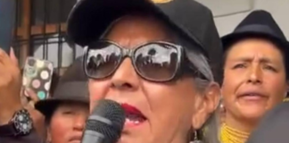En Cotopaxi, Eugenia Cabrera, madre de José Arroyo, alcalde de Pujilí que cumple prisión preventiva en un centro penitenciario femenino por presunto peculado, inició una huelga de hambre en protesta por la detención de su hijo. Cabrera asegura que Arroyo es inocente y denunció irregularidades durante el allanamiento a su vivienda el pasado 7 de agosto.