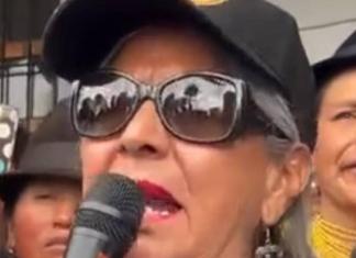 En Cotopaxi, Eugenia Cabrera, madre de José Arroyo, alcalde de Pujilí que cumple prisión preventiva en un centro penitenciario femenino por presunto peculado, inició una huelga de hambre en protesta por la detención de su hijo. Cabrera asegura que Arroyo es inocente y denunció irregularidades durante el allanamiento a su vivienda el pasado 7 de agosto.