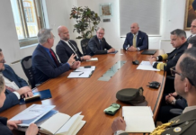 Una delegación del Congreso de Estados Unidos se reunió en Quito con el ministro de Defensa de Ecuador, Gian Carlo Loffredo, en un encuentro destinado a reforzar la cooperación bilateral en materia de seguridad y defensa. La cita se realiza previo a la llegada del secretario de Estado estadounidense, Marco Rubio, prevista para el 3 de septiembre.