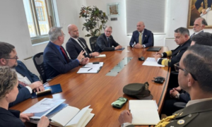 Una delegación del Congreso de Estados Unidos se reunió en Quito con el ministro de Defensa de Ecuador, Gian Carlo Loffredo, en un encuentro destinado a reforzar la cooperación bilateral en materia de seguridad y defensa. La cita se realiza previo a la llegada del secretario de Estado estadounidense, Marco Rubio, prevista para el 3 de septiembre.
