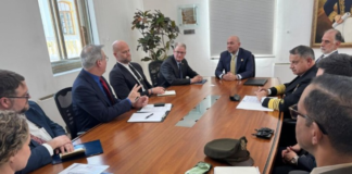 Una delegación del Congreso de Estados Unidos se reunió en Quito con el ministro de Defensa de Ecuador, Gian Carlo Loffredo, en un encuentro destinado a reforzar la cooperación bilateral en materia de seguridad y defensa. La cita se realiza previo a la llegada del secretario de Estado estadounidense, Marco Rubio, prevista para el 3 de septiembre.