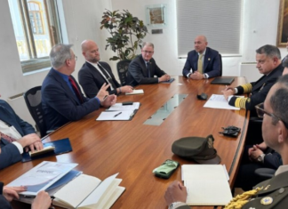 Una delegación del Congreso de Estados Unidos se reunió en Quito con el ministro de Defensa de Ecuador, Gian Carlo Loffredo, en un encuentro destinado a reforzar la cooperación bilateral en materia de seguridad y defensa. La cita se realiza previo a la llegada del secretario de Estado estadounidense, Marco Rubio, prevista para el 3 de septiembre.