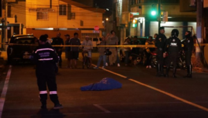 La violencia en Ecuador continúa en ascenso y las cifras oficiales del primer semestre de 2025 revelan un panorama alarmante: en el 47% de los cantones del país aumentaron los homicidios, mientras que en varias zonas la inseguridad alcanzó niveles inéditos. De mantenerse esta tendencia, 2025 se perfila como el año más violento en la historia nacional.