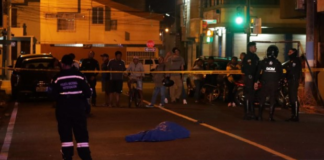 La violencia en Ecuador continúa en ascenso y las cifras oficiales del primer semestre de 2025 revelan un panorama alarmante: en el 47% de los cantones del país aumentaron los homicidios, mientras que en varias zonas la inseguridad alcanzó niveles inéditos. De mantenerse esta tendencia, 2025 se perfila como el año más violento en la historia nacional.
