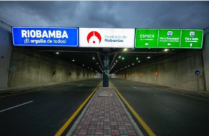 Lo que debía ser una noche tranquila terminó convirtiéndose en una escena de terror para una joven pareja en Riobamba. El pasado 31 de julio, alrededor de las 21h00, Andrea L. conducía el vehículo de sus padres por la avenida de la República, acompañada de su novio Alfredo V. Sin previo aviso, la oscuridad fue interrumpida por un vehículo negro sin placas que les cerró el paso.