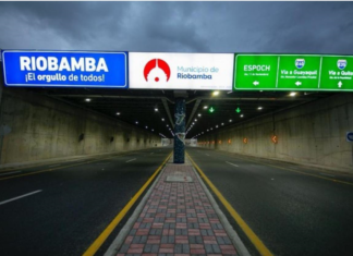 Lo que debía ser una noche tranquila terminó convirtiéndose en una escena de terror para una joven pareja en Riobamba. El pasado 31 de julio, alrededor de las 21h00, Andrea L. conducía el vehículo de sus padres por la avenida de la República, acompañada de su novio Alfredo V. Sin previo aviso, la oscuridad fue interrumpida por un vehículo negro sin placas que les cerró el paso.