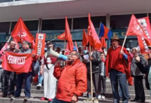 Este lunes 25 de agosto de 2025, afiliados al Seguro Social Campesino salieron a las calles de Quito para expresar su malestar frente a las reformas planteadas al Instituto Ecuatoriano de Seguridad Social (IESS).