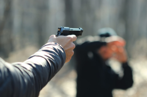 José M., presunto integrante de un grupo de delincuencia organizada, fue llamado a juicio tras ser acusado de tentativa de homicidio en un hecho ocurrido el pasado 10 de junio en el barrio 24 de Mayo, en Riobamba.