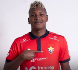 La muerte de Marcos Olmedo, mediocampista de Mushuc Runa, en un accidente de tránsito ocurrido en Quinindé, ha causado dolor en el deporte nacional. A sus 26 años, el volante central vivía un momento de madurez deportiva, pero su carrera y su vida se apagaron de manera abrupta en una carretera, en circunstancias aún no reveladas.