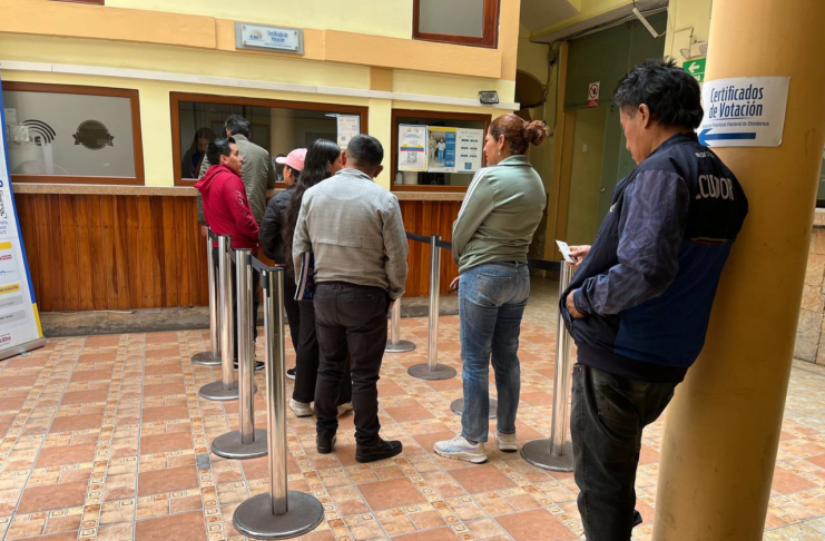 Desde el 4 de agosto de 2025, los ciudadanos ecuatorianos que no hayan ejercido su derecho al voto en las últimas elecciones, o aquellos que hayan extraviado su certificado de votación, ya pueden obtener este documento esencial con mayor facilidad.