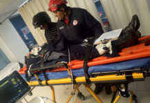 La noche del 03 de agosto, los Bomberos del cantón Chambo recibieron una alerta a través de la plataforma X1 sobre un accidente de motocicleta, el incidente involucró a una joven de 20 años, quien sufrió un impacto mientras conducía su motocicleta, presentando lesiones en sus extremidades superiores e inferiores.