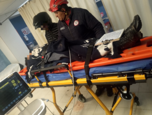 La noche del 03 de agosto, los Bomberos del cantón Chambo recibieron una alerta a través de la plataforma X1 sobre un accidente de motocicleta, el incidente involucró a una joven de 20 años, quien sufrió un impacto mientras conducía su motocicleta, presentando lesiones en sus extremidades superiores e inferiores.