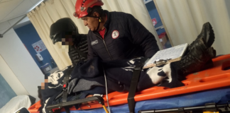 La noche del 03 de agosto, los Bomberos del cantón Chambo recibieron una alerta a través de la plataforma X1 sobre un accidente de motocicleta, el incidente involucró a una joven de 20 años, quien sufrió un impacto mientras conducía su motocicleta, presentando lesiones en sus extremidades superiores e inferiores.