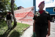 Frentes a las maniobras naval estadounidenses en el Caribe, el presidente de Venezuela, Nicolás Maduro, alertó que su país está en la "mira imperial" debido a su riqueza en petróleo, gas, hierro, oro, coltán y aguas territoriales. Durante su programa “Con Maduro +”, llamó a las fuerzas armadas a reorganizarse y fortalecer su capacidad operativa en todo el territorio nacional.