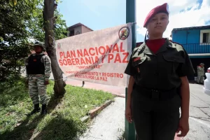 Frentes a las maniobras naval estadounidenses en el Caribe, el presidente de Venezuela, Nicolás Maduro, alertó que su país está en la "mira imperial" debido a su riqueza en petróleo, gas, hierro, oro, coltán y aguas territoriales. Durante su programa “Con Maduro +”, llamó a las fuerzas armadas a reorganizarse y fortalecer su capacidad operativa en todo el territorio nacional.