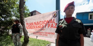 Frentes a las maniobras naval estadounidenses en el Caribe, el presidente de Venezuela, Nicolás Maduro, alertó que su país está en la "mira imperial" debido a su riqueza en petróleo, gas, hierro, oro, coltán y aguas territoriales. Durante su programa “Con Maduro +”, llamó a las fuerzas armadas a reorganizarse y fortalecer su capacidad operativa en todo el territorio nacional.