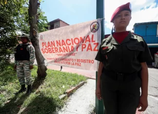 Frentes a las maniobras naval estadounidenses en el Caribe, el presidente de Venezuela, Nicolás Maduro, alertó que su país está en la "mira imperial" debido a su riqueza en petróleo, gas, hierro, oro, coltán y aguas territoriales. Durante su programa “Con Maduro +”, llamó a las fuerzas armadas a reorganizarse y fortalecer su capacidad operativa en todo el territorio nacional.