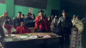 El expresidente de la CONAIE, Leonidas Iza Salazar, fue denunciado este miércoles 20 de agosto ante la Fiscalía por el presunto delito de secuestro de tres policías de inteligencia retenidos desde el lunes 18 en la comunidad indígena de San Ignacio, en la parroquia Toacaso, provincia de Cotopaxi.
