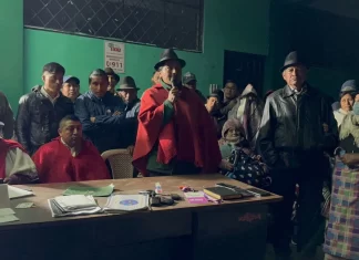 El expresidente de la CONAIE, Leonidas Iza Salazar, fue denunciado este miércoles 20 de agosto ante la Fiscalía por el presunto delito de secuestro de tres policías de inteligencia retenidos desde el lunes 18 en la comunidad indígena de San Ignacio, en la parroquia Toacaso, provincia de Cotopaxi.