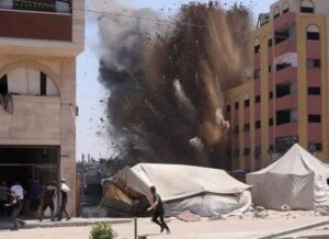 En un nuevo capítulo de tensión en el conflicto Israel-Hamas, el ejército israelí inició una ofensiva terrestre en la Ciudad de Gaza este miércoles 21 de agosto de 2025. Las tropas se han desplegado en los alrededores de la ciudad para avanzar hacia la toma del territorio, según confirmó el portavoz militar Effie Defrin.