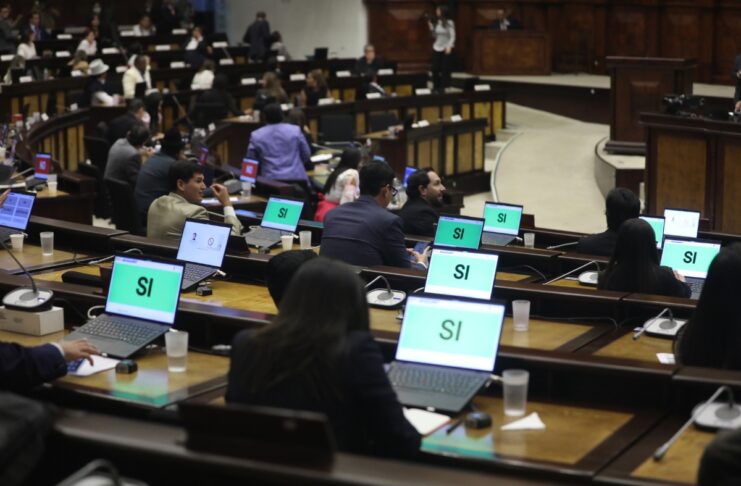 El 26 de agosto de 2025, la Asamblea Nacional aprobó la Ley de Transparencia Social también conocida como Ley de Fundaciones, que incorpora reformas tributarias significativas. La normativa impone un impuesto fijo del 12 % sobre dividendos y utilidades distribuidas, y un gravamen adicional de hasta el 2,5 % sobre las utilidades retenidas, generando críticas por configurarse como una doble tributación que podría afectar especialmente a pequeñas y medianas empresas.