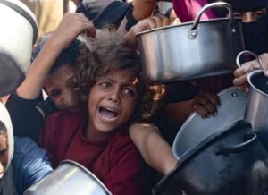 Un estremecedor mensaje emerge desde la Franja de Gaza: un estudio reciente revela que casi la mitad de los niños han manifestado que preferirían morir solo para alcanzar el cielo, donde creen que encontrarán comida y agua.