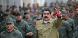 El gobierno de Estados Unidos ha desplegado tropas adicionales en Colombia, cerca de la frontera con Venezuela, como parte de una estrategia para fortalecer su presencia en la región. Esta acción ha generado preocupación en Caracas, donde el presidente Nicolás Maduro ha ordenado el despliegue de milicianos en áreas fronterizas como respuesta a lo que considera una amenaza a la soberanía nacional.