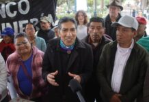 Este martes 26 de agosto de 2025, el excandidato presidencial Yaku Pérez Guartambel acudió a la Fiscalía General del Estado, en representación de la Federación de Organizaciones Indígenas y Campesinas del Azuay (FOA), para presentar una denuncia formal en contra del presidente Daniel Noboa, la primera dama Lavinia Valbonesi y la empresa minera Dundee Precious Metals (DPM) por presuntas irregularidades que podrían constituir delito de tráfico de influencias y cohecho.