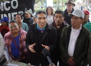 Este martes 26 de agosto de 2025, el excandidato presidencial Yaku Pérez Guartambel acudió a la Fiscalía General del Estado, en representación de la Federación de Organizaciones Indígenas y Campesinas del Azuay (FOA), para presentar una denuncia formal en contra del presidente Daniel Noboa, la primera dama Lavinia Valbonesi y la empresa minera Dundee Precious Metals (DPM) por presuntas irregularidades que podrían constituir delito de tráfico de influencias y cohecho.