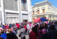 Filas interminables de agricultores en zonas rurales, jóvenes desempleados llenando formularios, transportistas buscando compensaciones y un creciente ruido político en medio de campañas.