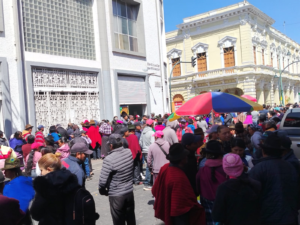 Filas interminables de agricultores en zonas rurales, jóvenes desempleados llenando formularios, transportistas buscando compensaciones y un creciente ruido político en medio de campañas.