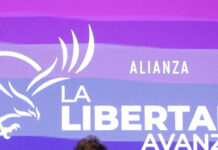 El presidente argentino Javier Milei sufrió el domingo 7 de septiembre de 2025 una contundente derrota en las elecciones legislativas provinciales de Buenos Aires. Su partido, La Libertad Avanza (LLA), obtuvo solo el 33,7% de los votos frente al 47,2% alcanzado por la coalición opositora Fuerza Patria, liderada por el gobernador Axel Kicillof y figuras del kirchnerismo como Cristina Fernández de Kirchner y Sergio Massa.