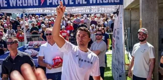 El reconocido activista conservador Charlie Kirk, de 31 años, murió tras recibir un disparo mientras participaba en un evento universitario en Utah. El hecho ocurrió el miércoles, cuando Kirk respondía preguntas del público en la Universidad del Valle de Utah (UVU), frente a unas 3.000 personas. El ataque sucedió alrededor de las 12:20 del mediodía.