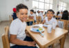El Gobierno Nacional presentó un renovado plan de alimentación escolar que busca fortalecer la nutrición de niños y adolescentes en el sistema educativo. Esta estrategia se alinea con las recomendaciones del Programa Mundial de Alimentos (PMA) de la Organización de las Naciones Unidas, con el propósito de garantizar dietas más equilibradas y seguras para la población estudiantil.
