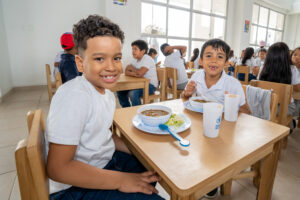 El Gobierno Nacional presentó un renovado plan de alimentación escolar que busca fortalecer la nutrición de niños y adolescentes en el sistema educativo. Esta estrategia se alinea con las recomendaciones del Programa Mundial de Alimentos (PMA) de la Organización de las Naciones Unidas, con el propósito de garantizar dietas más equilibradas y seguras para la población estudiantil.