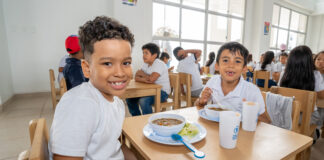 El Gobierno Nacional presentó un renovado plan de alimentación escolar que busca fortalecer la nutrición de niños y adolescentes en el sistema educativo. Esta estrategia se alinea con las recomendaciones del Programa Mundial de Alimentos (PMA) de la Organización de las Naciones Unidas, con el propósito de garantizar dietas más equilibradas y seguras para la población estudiantil.