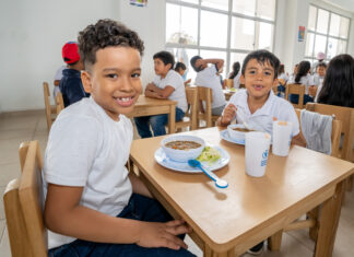 El Gobierno Nacional presentó un renovado plan de alimentación escolar que busca fortalecer la nutrición de niños y adolescentes en el sistema educativo. Esta estrategia se alinea con las recomendaciones del Programa Mundial de Alimentos (PMA) de la Organización de las Naciones Unidas, con el propósito de garantizar dietas más equilibradas y seguras para la población estudiantil.