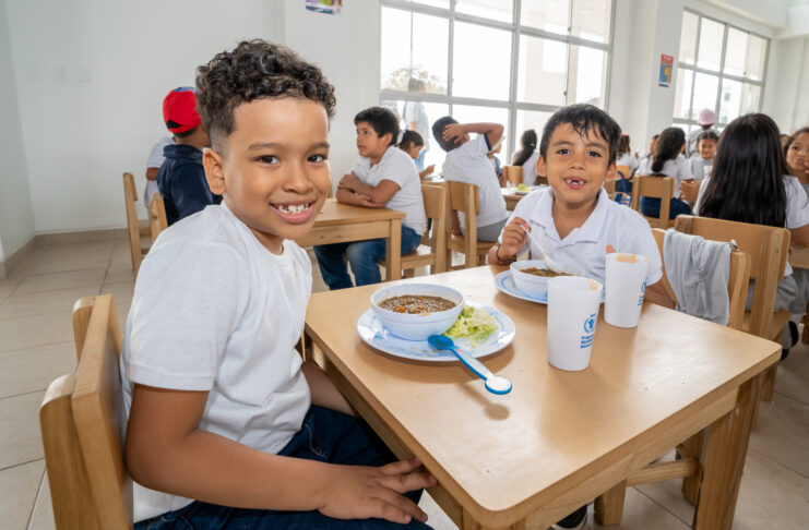 El Gobierno Nacional presentó un renovado plan de alimentación escolar que busca fortalecer la nutrición de niños y adolescentes en el sistema educativo. Esta estrategia se alinea con las recomendaciones del Programa Mundial de Alimentos (PMA) de la Organización de las Naciones Unidas, con el propósito de garantizar dietas más equilibradas y seguras para la población estudiantil.