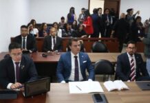 Este miércoles 3 de septiembre de 2025, se instaló en el Complejo Judicial Norte de Quito la audiencia de formulación de cargos por el asesinato del excandidato presidencial Fernando Villavicencio, ocurrido el 9 de agosto de 2023. En ella, la fiscal Ana Hidalgo solicitó prisión preventiva para Daniel Salcedo, Xavier Jordán, José Serrano y Ronny Aleaga, acusados como presuntos autores intelectuales del crimen.