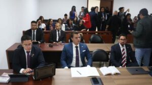 Este miércoles 3 de septiembre de 2025, se instaló en el Complejo Judicial Norte de Quito la audiencia de formulación de cargos por el asesinato del excandidato presidencial Fernando Villavicencio, ocurrido el 9 de agosto de 2023. En ella, la fiscal Ana Hidalgo solicitó prisión preventiva para Daniel Salcedo, Xavier Jordán, José Serrano y Ronny Aleaga, acusados como presuntos autores intelectuales del crimen.