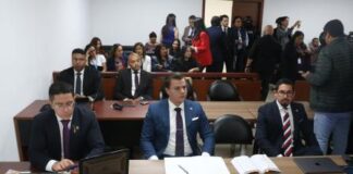 Este miércoles 3 de septiembre de 2025, se instaló en el Complejo Judicial Norte de Quito la audiencia de formulación de cargos por el asesinato del excandidato presidencial Fernando Villavicencio, ocurrido el 9 de agosto de 2023. En ella, la fiscal Ana Hidalgo solicitó prisión preventiva para Daniel Salcedo, Xavier Jordán, José Serrano y Ronny Aleaga, acusados como presuntos autores intelectuales del crimen.