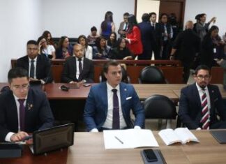 Este miércoles 3 de septiembre de 2025, se instaló en el Complejo Judicial Norte de Quito la audiencia de formulación de cargos por el asesinato del excandidato presidencial Fernando Villavicencio, ocurrido el 9 de agosto de 2023. En ella, la fiscal Ana Hidalgo solicitó prisión preventiva para Daniel Salcedo, Xavier Jordán, José Serrano y Ronny Aleaga, acusados como presuntos autores intelectuales del crimen.