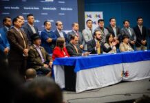Este lunes 8 de septiembre de 2025, la Asociación de Municipalidades Ecuatorianas (AME), que agrupa a 221 alcaldías del país, anunció que presentará una demanda ante la Corte Constitucional contra el Gobierno central por incumplimiento del artículo 200 del COOTAD y de la Constitución, debido al atraso en transferencias de recursos fundamentales para la gestión local.