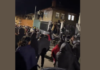 La tranquila comunidad de Déleg quedó conmocionada luego de que una mujer de 83 años, conocida como “Teresita”, falleciera tras ser víctima de un brutal ataque sexual. El presunto agresor fue detenido este miércoles y llevado ante la Fiscalía local, lo que desató la furia de los pobladores.