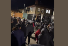 La tranquila comunidad de Déleg quedó conmocionada luego de que una mujer de 83 años, conocida como “Teresita”, falleciera tras ser víctima de un brutal ataque sexual. El presunto agresor fue detenido este miércoles y llevado ante la Fiscalía local, lo que desató la furia de los pobladores.