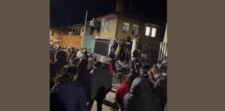 La tranquila comunidad de Déleg quedó conmocionada luego de que una mujer de 83 años, conocida como “Teresita”, falleciera tras ser víctima de un brutal ataque sexual. El presunto agresor fue detenido este miércoles y llevado ante la Fiscalía local, lo que desató la furia de los pobladores.