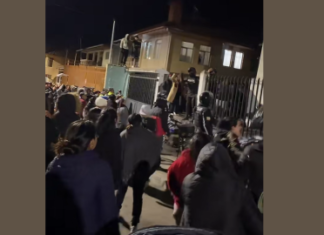 La tranquila comunidad de Déleg quedó conmocionada luego de que una mujer de 83 años, conocida como “Teresita”, falleciera tras ser víctima de un brutal ataque sexual. El presunto agresor fue detenido este miércoles y llevado ante la Fiscalía local, lo que desató la furia de los pobladores.